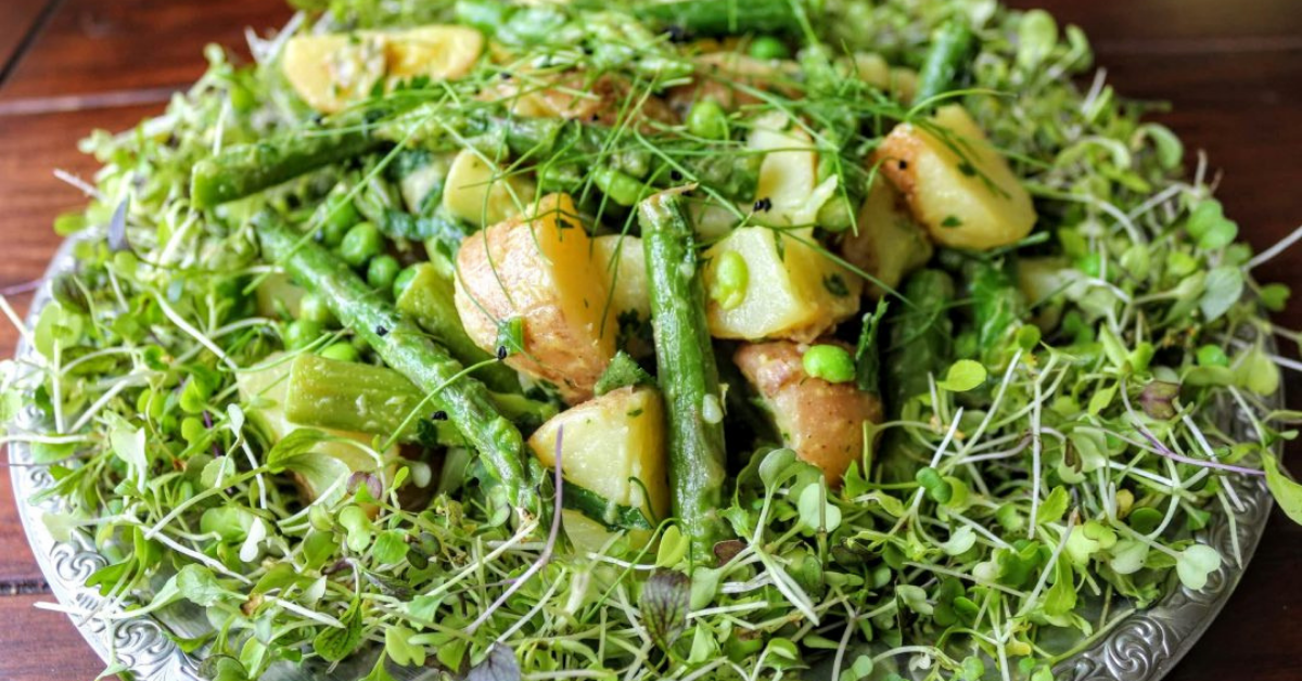 Újburgonya saláta spárgával és zöldborsóval